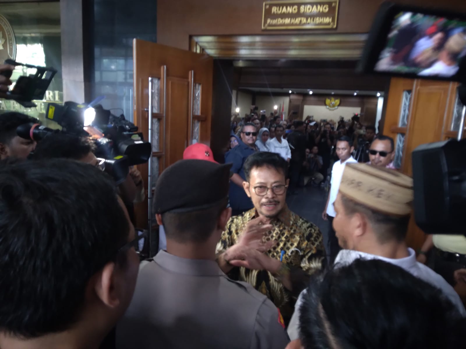 Mantan Menteri Pertanian (Mentan) Syahrul Yasin Limpo (SYL) tiba di Pengadilan Negeri Tindak Pidana Korupsi (PN Tipikor) Jakarta. (BeritaNasional/Mufit)