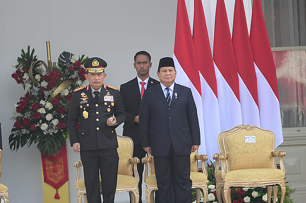 Kapolri Jenderal Listyo Sigit Prabowo (kiri) bersama Presiden Terpilih Prabowo Subianto. (BeritaNasional/Elvis Sendouw)