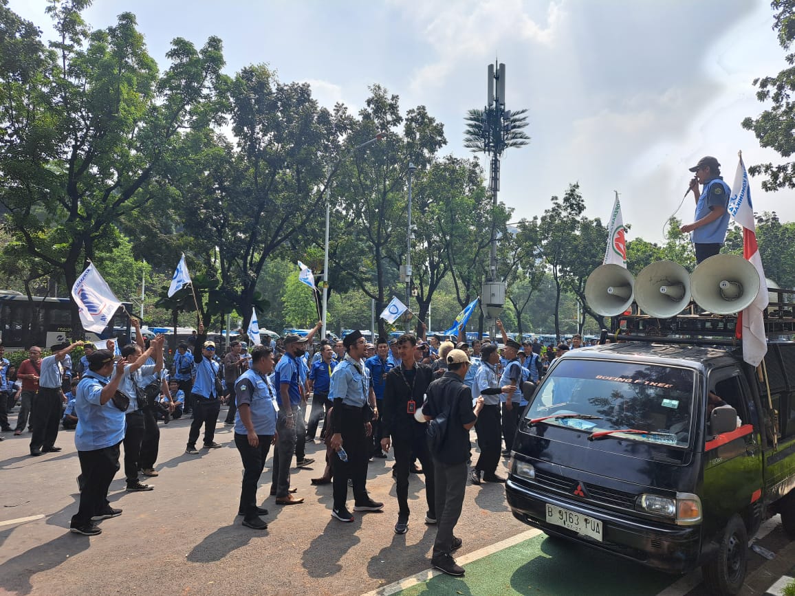 Sopir Mikrotrans mogok kerja dan berdemo di depan Balai Kota Jakarta. (BeritaNasional/Lydia)