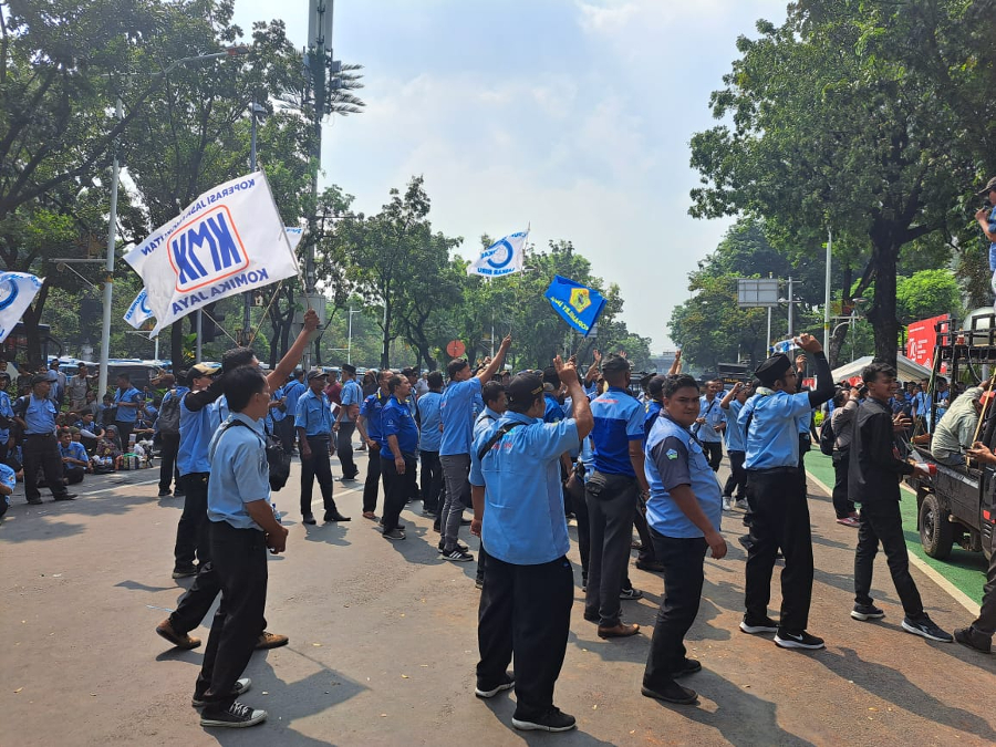 Sopir JakLingko demonstrasi di Balai Kota Jalan Medan Merdeka Selatan. (BeritaNasional/Lydia)