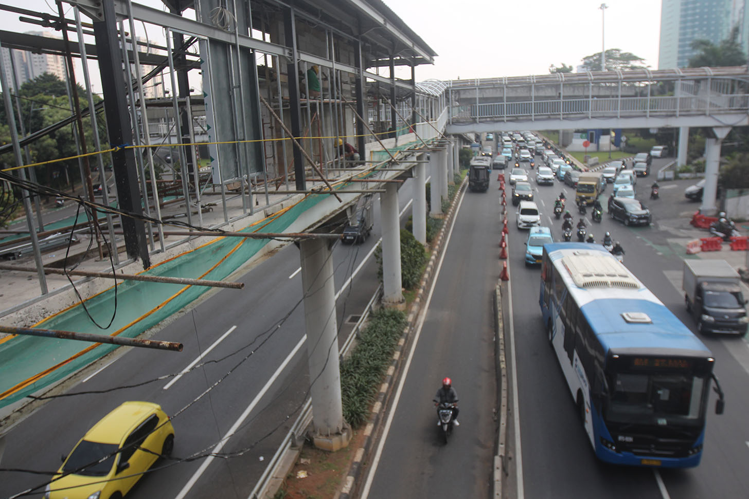 Bus Transjakarta melintas di jalan ibu kota. (BeritaNasional/Oke Atmaja)