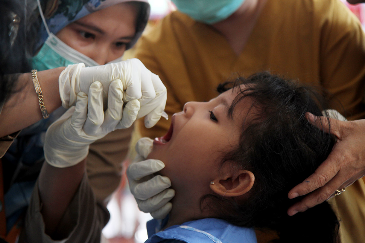 Petugas kesehatan meneteskan vaksin polio kepada seorang anak saat pelaksanaan Sub Pekan Imunisasi Nasional (PIN) Polio di TKN Tegal, Jakarta, Selasa (23/7/2024).(BeritaNasional.com/Oke Atmaja)