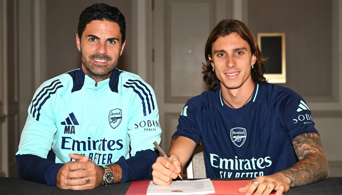 Riccardo Calafiori (kanan) saat bersama Manajer Arsenal Mikel Arteta. (Foto/Premier League)