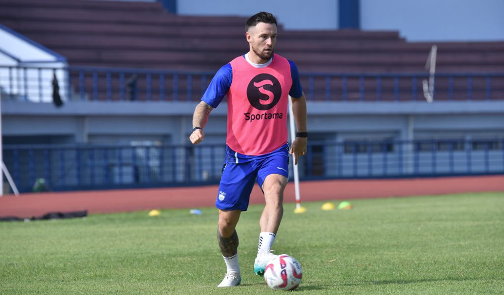 Penggawa Persib Bandung Marc Klok saat sesi latihan. (Foto/Persib.co.id)