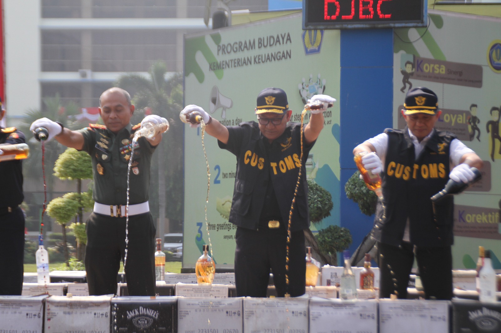 Bea Cukai musnahkan barang tangkapan berupa ratusan ribu botol minuman keras (miras) hingga 12 juta batang rokok ilegal. (BeritaNasional/Mufit).