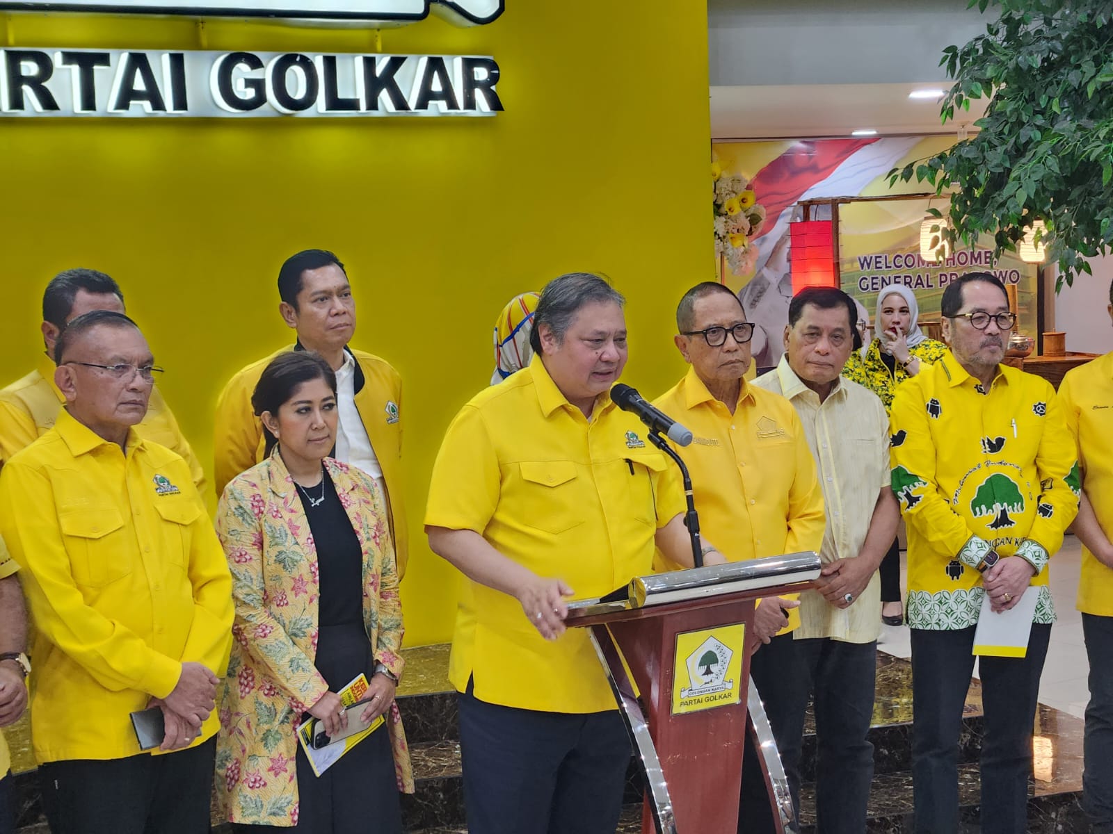 Ketum Golkar Airlangga Hartarto (tiga dari kiri). (Beritanasional/Panji Septo)