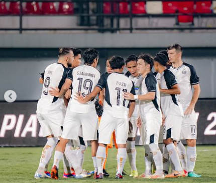 Skuad Persija Jakarta saat menghadapi Madura United di Piala Presiden 2024 pada Minggu (21/7/2024). (Foto/Inst @persija)