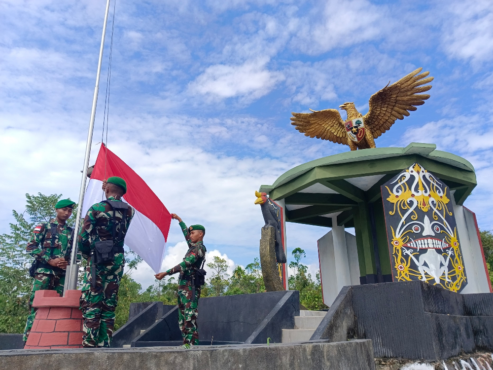 Pengibaran bendera Merah Putih di Tugu Perbatasan Indonesia-Malaysia. (Foto/Puspen TNI)