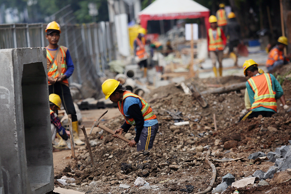 Pekerja menyelesaikan trotoar jalan Rasuna Said Jakarta Selatan. (BeritaNasional/Elvis Sendouw)