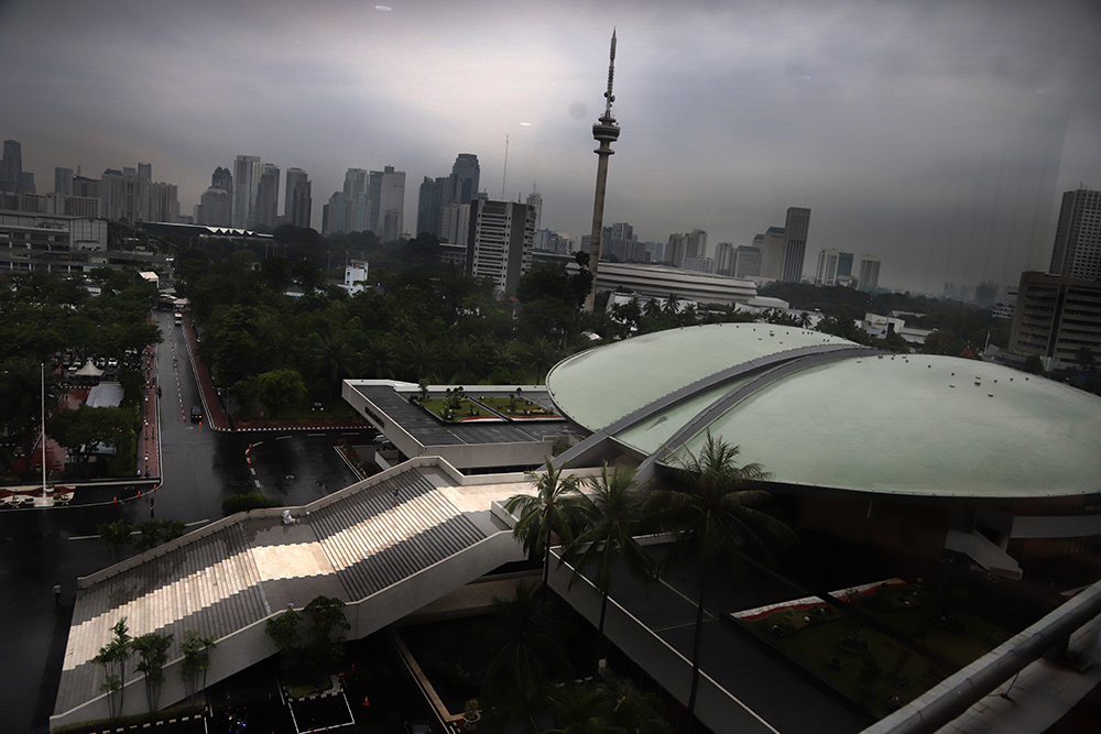 Susana gedung-gedung di Jakarta yang diselimutu cuaca mendung. (BeritaNasional/Elvis Sendouw)