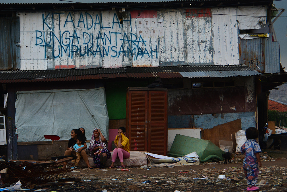 Sejumlah anak bermain di kawasan kumuh di Jakarta. (BeritaNasional/Elvis Sendouw)