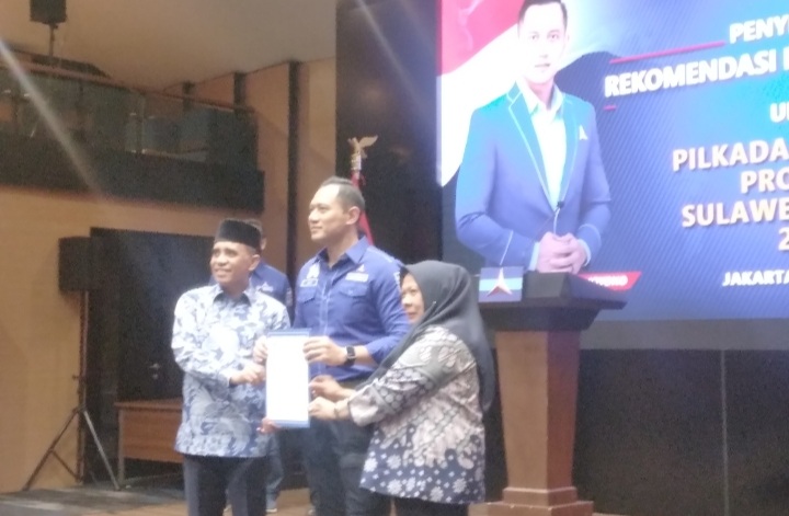 Ketum Demokrat Agus Harimurti Yudhoyono bersama pasangan Anwar-Renny. (BeritaNasional/Mufit