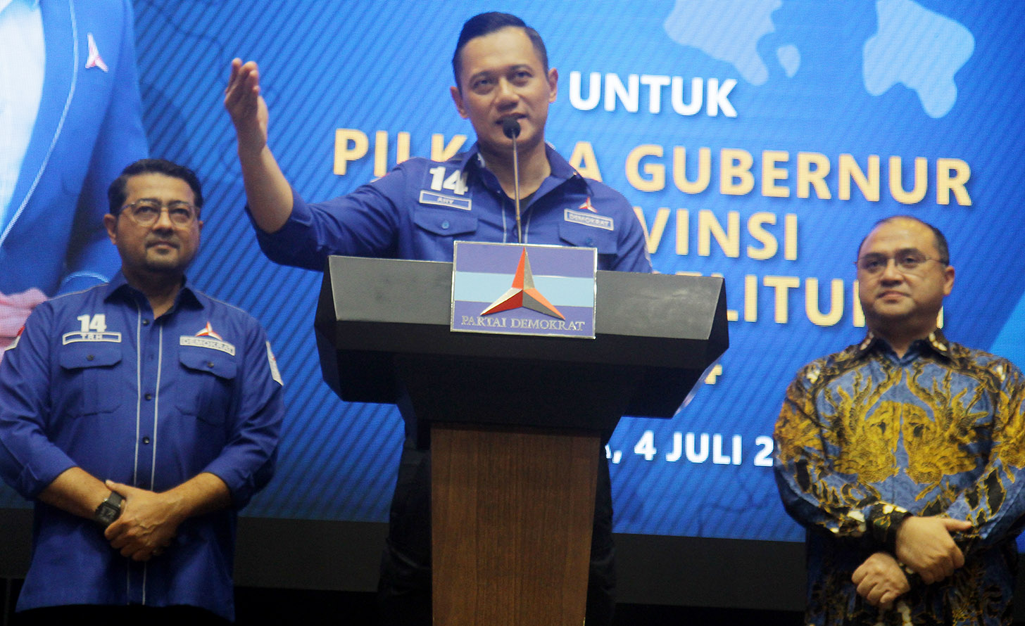 Ketua Umum Partai Demokrat Agus Harimurti Yudhoyono (tengah) didampingi Erzaldi Rosman Djohan (kanan) di Kantor DPP Partai Demokrat, Jakarta, Kamis (4/7/2024).(BeritaNasional.com/Oke Atmaja)
