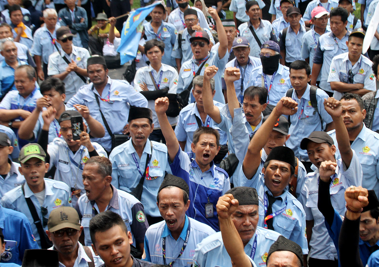 Sopir Mikrotrans mogok kerja dan berdemo di depan Balai Kota Jakarta. (BeritaNasional/Oke Atmaja)