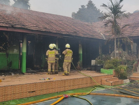 Pemadam kebakaran memadamkan api di gedung SDN 01 Pondok Bambu. (Foto/Berita Jakarta)