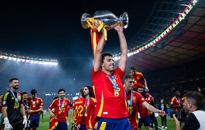 Pemain tengah Timnas Spanyol Rodri saat mengangkat piala Euro 2024. (Foto/UEFA.com)