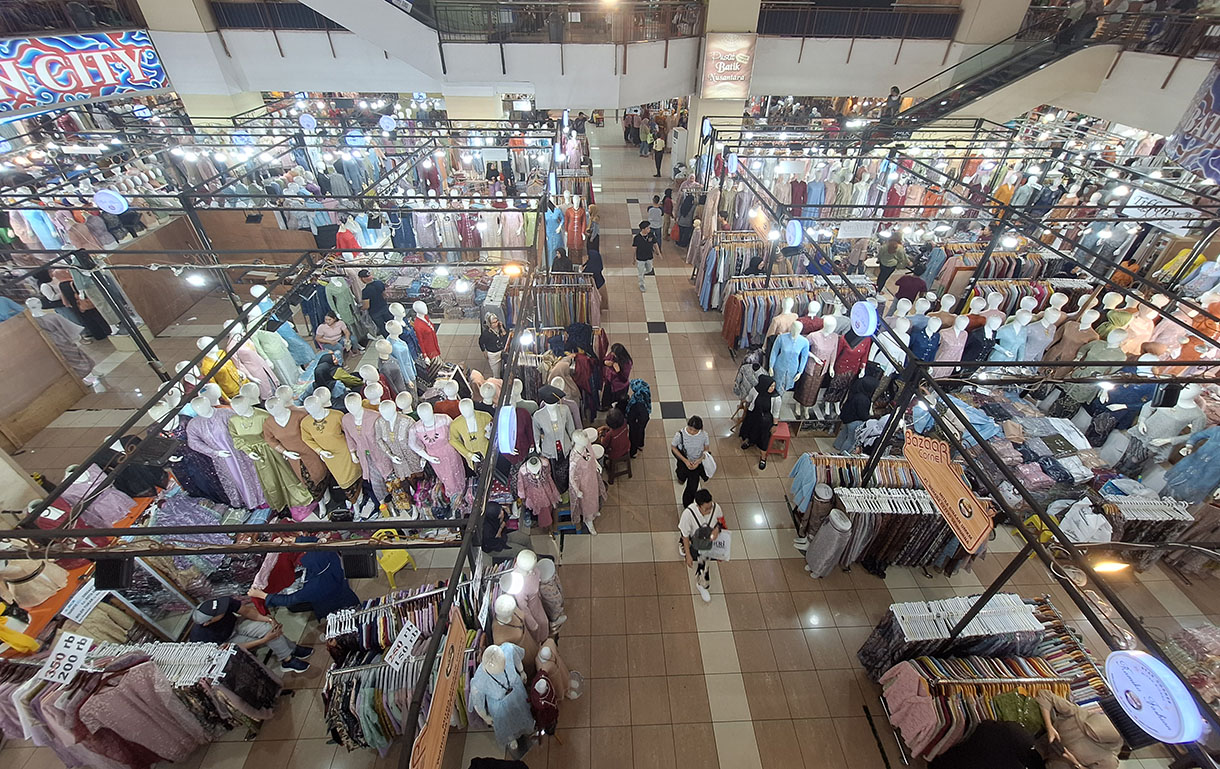 Pengunjung melintas di Mal Thamrin City. Jakarta, Minggu (21/7/2024). (BeritaNasional.com/Oke Atmaja)