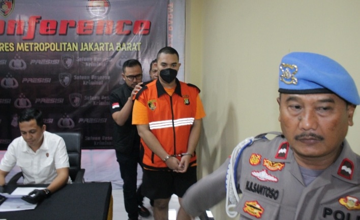 Tersangka Batara Ageng (baju oranye) saat digiring polisi. (Foto/Humas Polres Metro Jakbar)