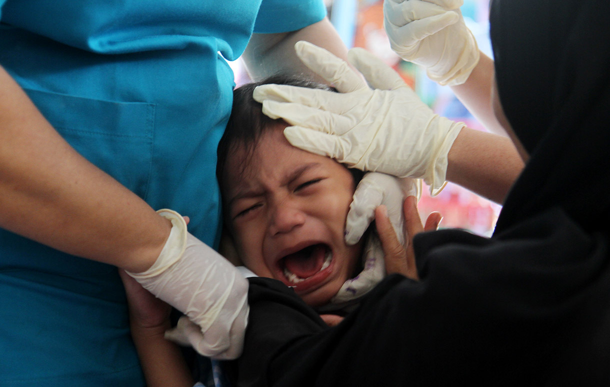 Petugas kesehatan meneteskan vaksin polio kepada seorang anak saat pelaksanaan Sub Pekan Imunisasi Nasional (PIN) Polio di TKN Tegal, Jakarta, Selasa (23/7/2024).(BeritaNasional.com/Oke Atmaja)