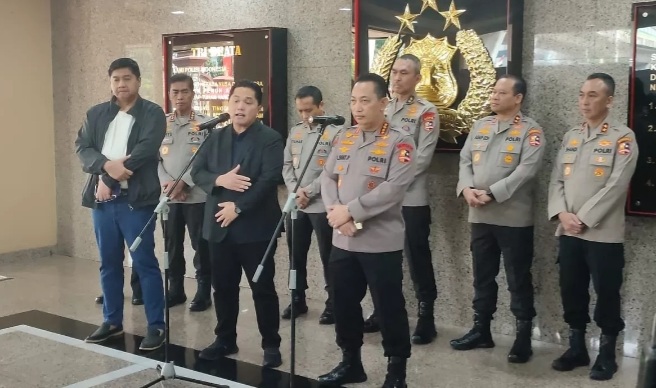 Ketum PSSI Erick Thohir (kiri, depan) bersama Kapolri Jenderal Listyo Sigit Prabowo (kanan) setelah menggelar pertemuan. (Foto/Humas Polri)