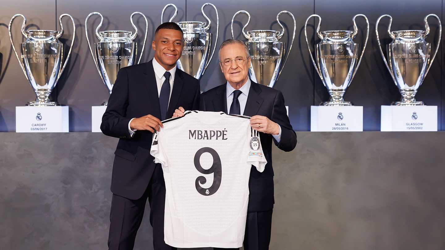 Kylian Mbappe (kiri) dan Presiden Real Madrid Florentio Perez (kanan) usai menandatangani kontrak. (foto/realmadrid.com)