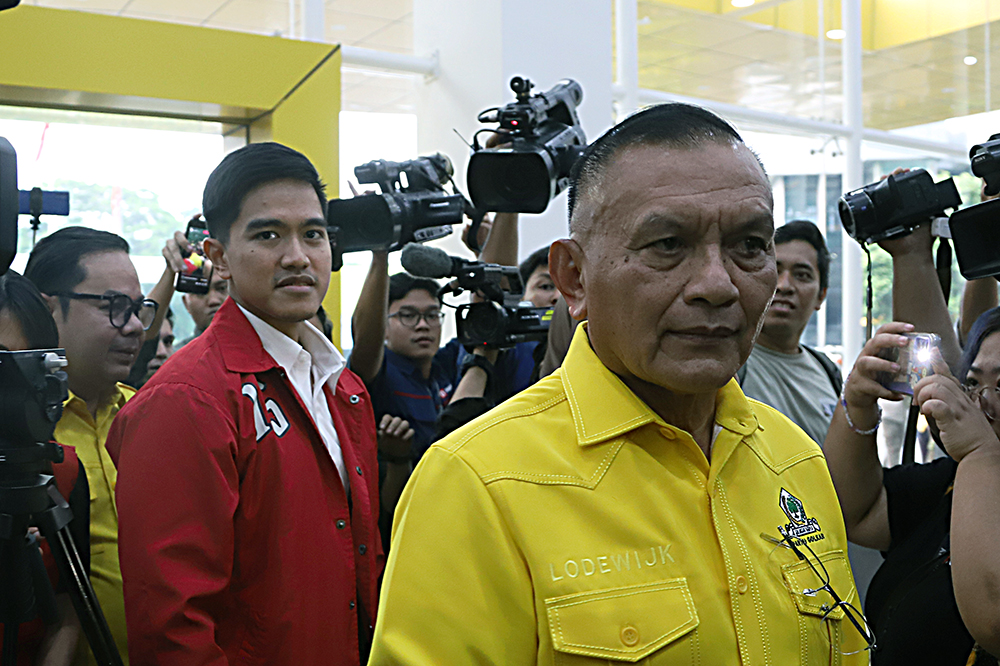 Sekjen Golkar Lodewijk F. Paulus bersama Ketum PSI Kaesang Pangarep saat di Kantor DPP Golkar, Jakarta. (BeritaNasional/Elvis)