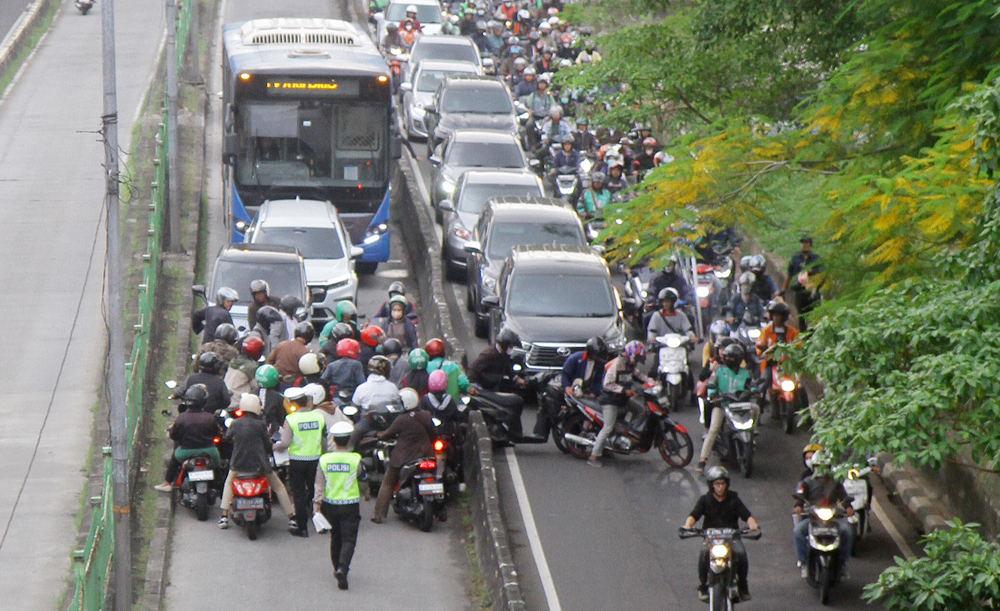 Sejumlah pengendara sepeda motor panik saat melihat polisi berada di jalur transjakarta atau busway. (BeritaNasional/Oke Atmaja).