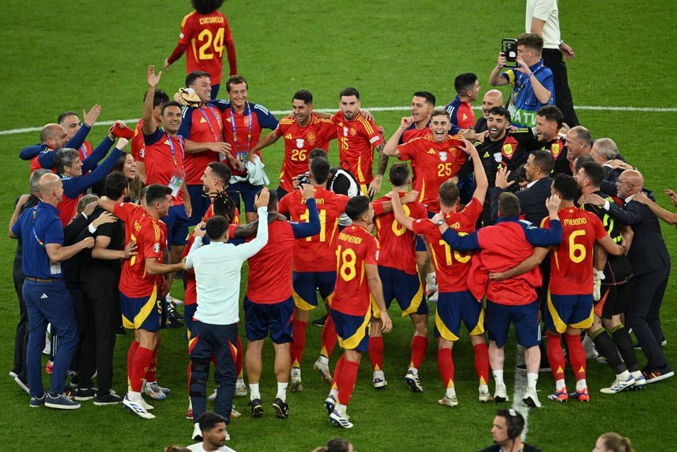 Timnas Spanyol merayakan kemenangan dari Inggris. (Foto/uefa.com)