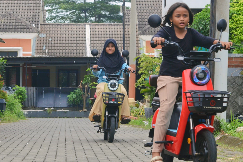 Sejumlah anak bermain sepeda listrik di kawasan komplek perumahan. (BeritaNasional/Elvis Sendouw)