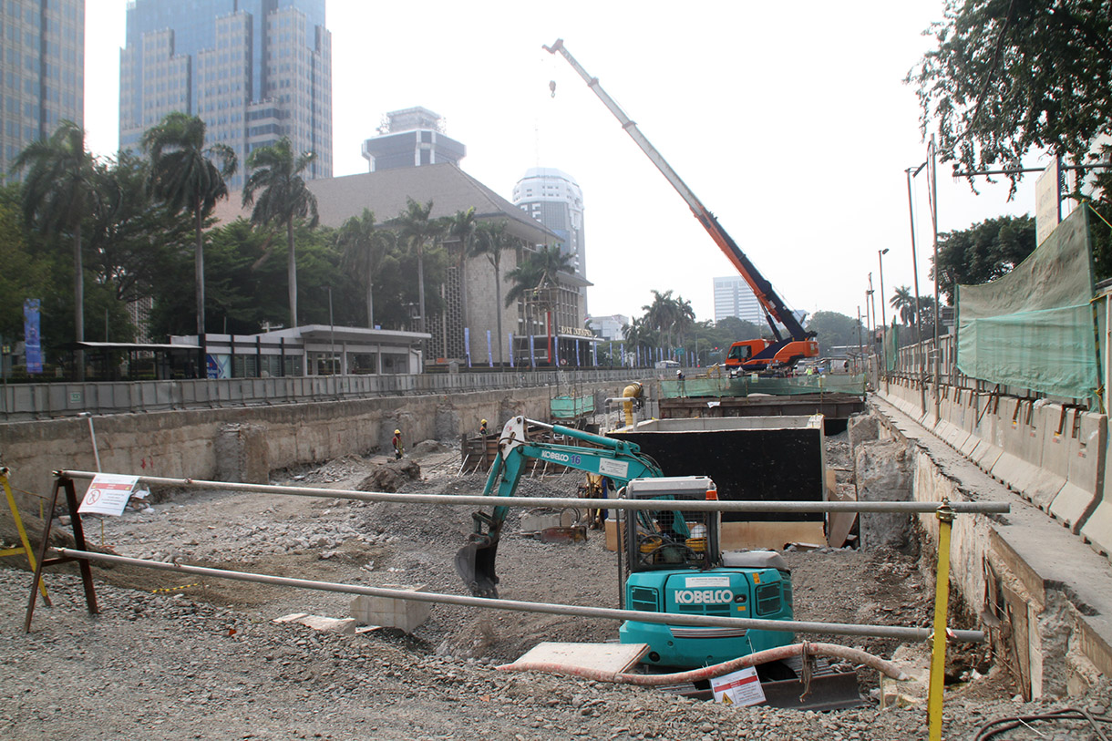 Kendaraan melintasi proyek MRT Fase 2 CP201 di Jalan M.H Thamrin, Jakarta, Senin(29/7/2024).  (BeritaNasional.com/Oke Atmaja)