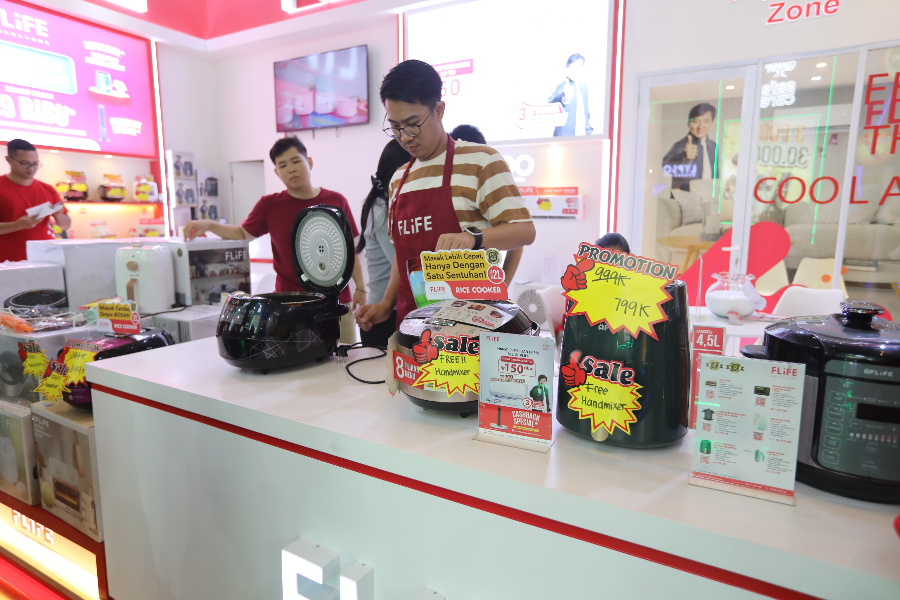 Promo peralatan masak di Jakarta Fair 2024. (Foto/JFK)