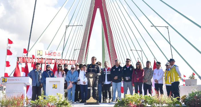 Presiden meresmikan Jembatan Pulau Balang Kaltim. (Foto/Setpres)