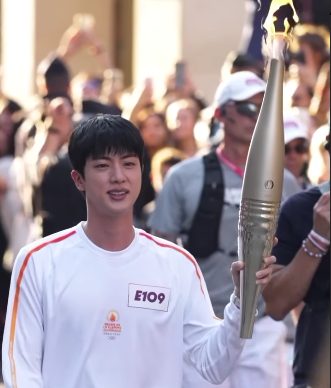 Jin BTS membawa obor Olimpiade Paris 2024. Jin mewakili Korsel untuk relai obor Olimpiade. (Tangkapan layar akun Inst @olympic)