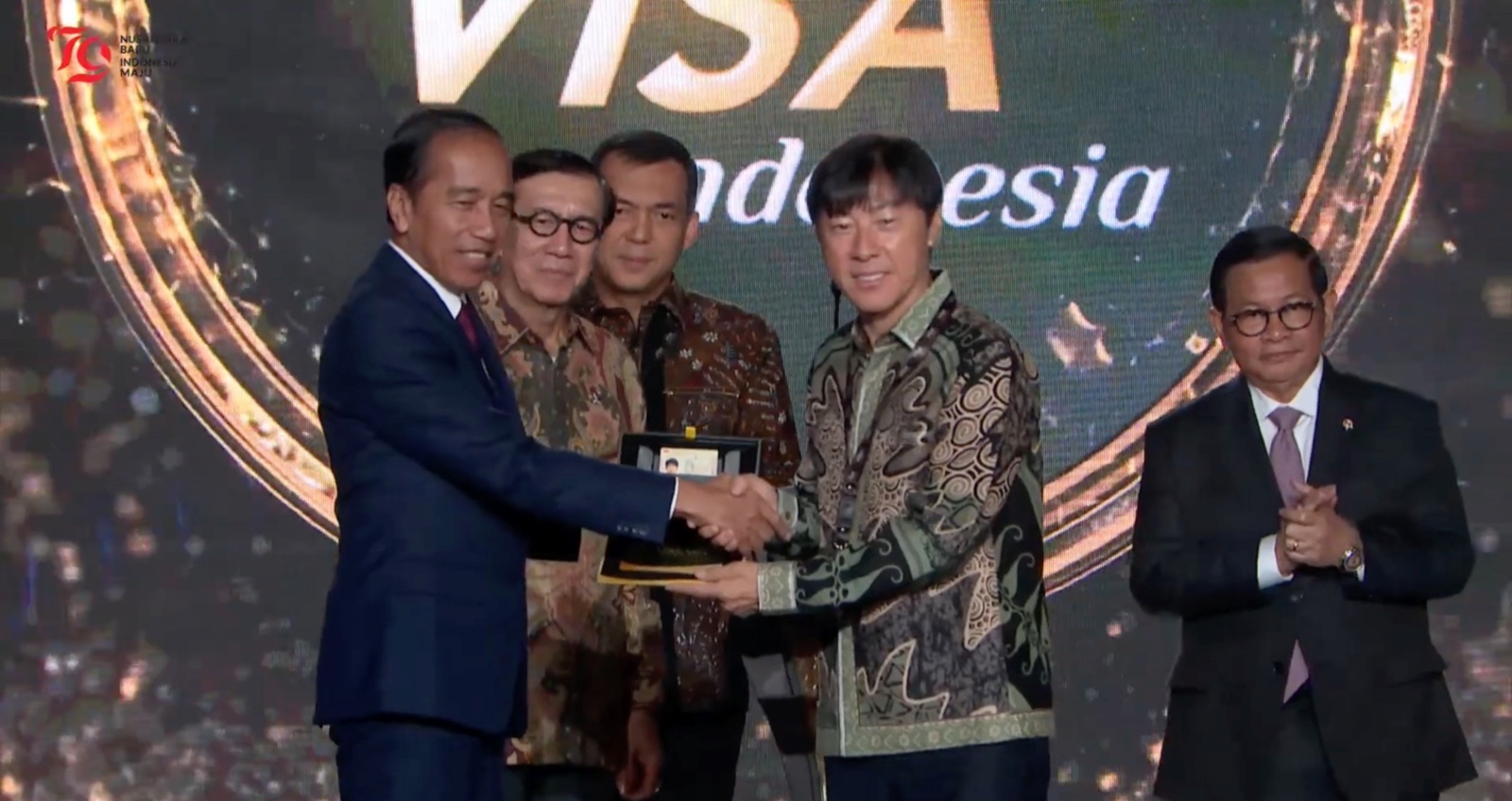 Presiden Jokowi memberikan golden visa ke pelatih Shin Tae-yong. (Foto/YouTube Sekretariat Presiden).