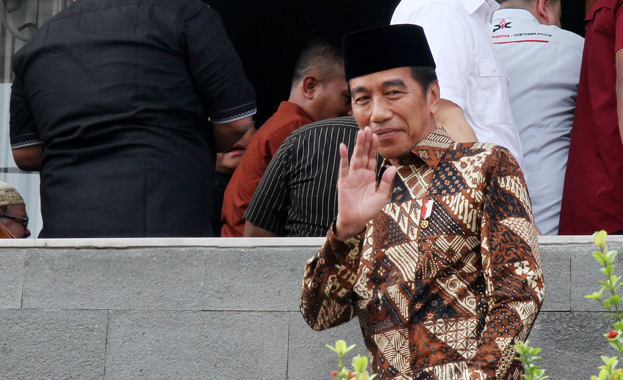 Presiden Joko Widodo bersma wapres tepilih Giran Rakabuming Raka memberi melayat almarhum Wakil Presiden ke-9 Hamzah Haz di Jalan Tegalan, Matraman, Jakarta, Rabu (24/7/2024).  (BeritaNasional.com/Oke Atmaja)