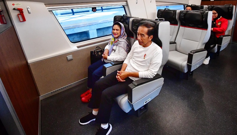 Presiden Jokowi dan Ibu Iriana naik Whoosh (Foto/Presiden RI)