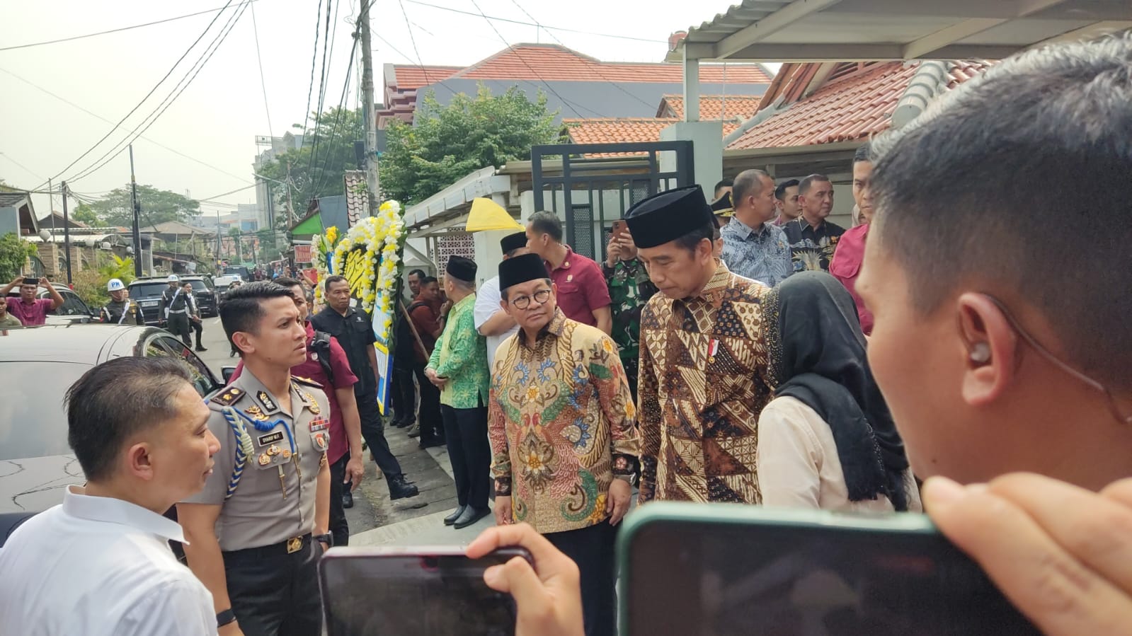 Presiden Jokowi melayat ke rumah duka Hamzah Haz. (BeritaNasional/Ahda Bayhaqi).