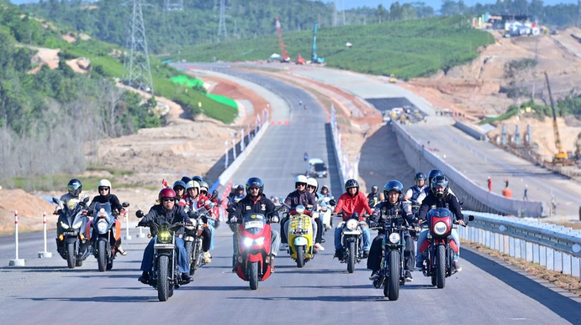 Presiden Jokowi motoran di IKN. (Foto/BPMI).