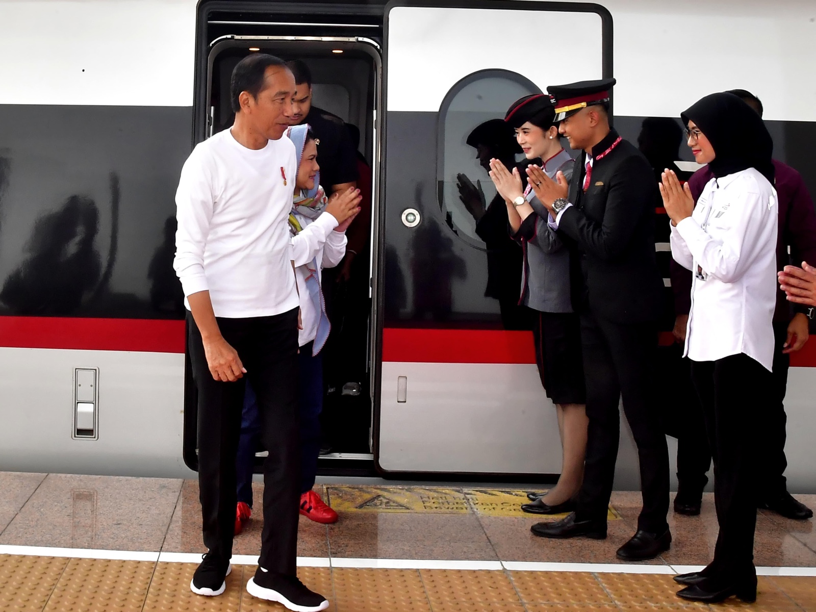 Presiden Jokowi saat naik Kereta Cepat Whoosh. (Foto/KCIC).