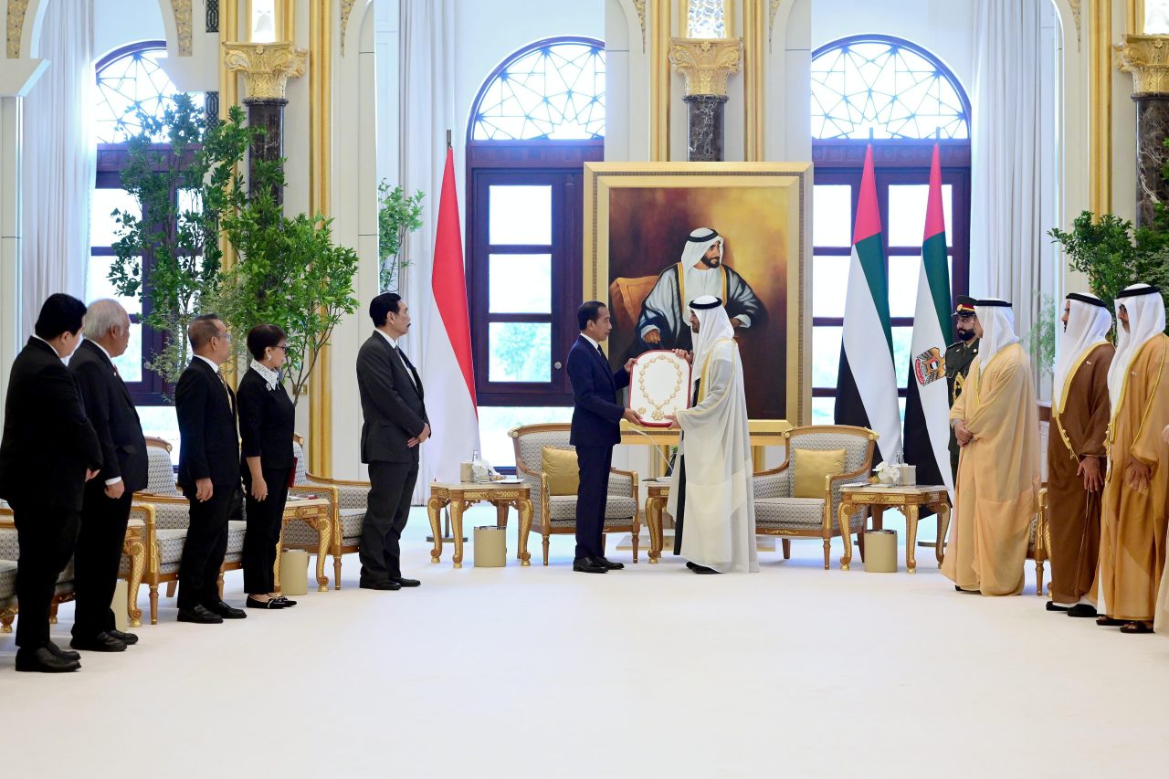 Presiden Joko Widodo menerima penghargaan sipil tertinggi dari Presiden PEA, Mohamed bin Zayed Al Nahyan. (Foto/BPMI).