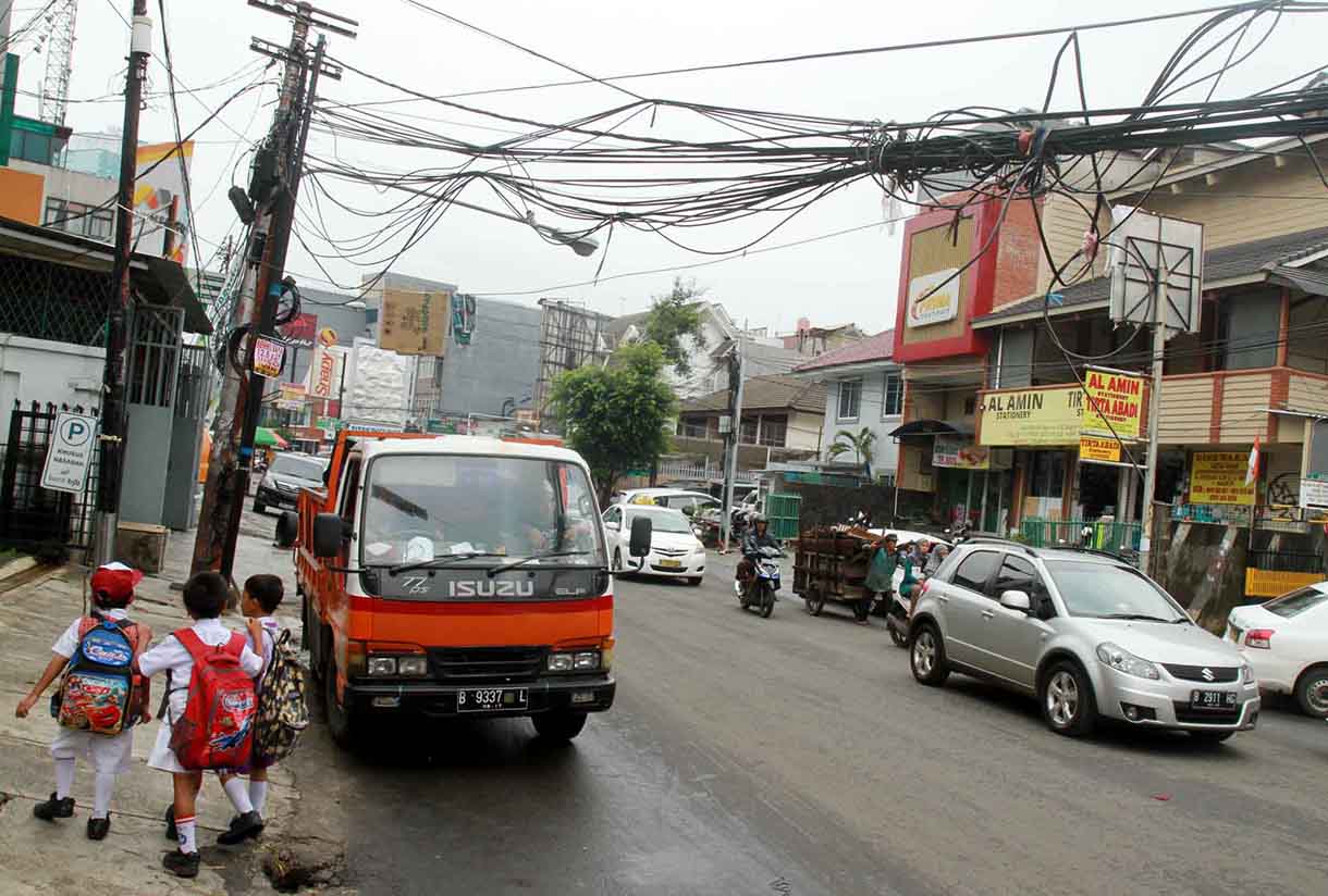 Jaringan kabel utilitas semrawut di Jalan Bendungan Hilir,Jakarta,Kamis (25/5/2024).(BeritaNasional.com/Oke Atmaja)