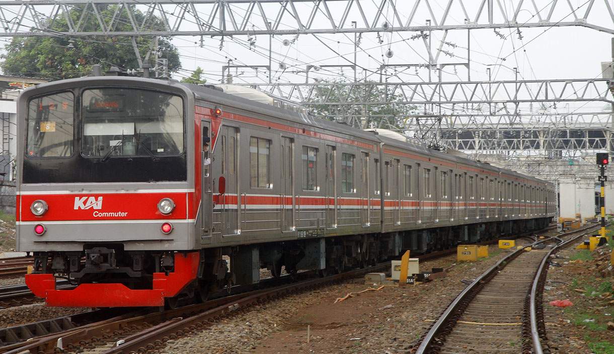 KRL Commuter Line melintas di Stasiun Manggarai, Jakarta, Sabtu (13/7/2024). (BeritaNasional.com/Oke Atmaja)