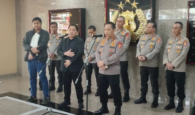 Kapolri Jenderal Listyo Sigit Prabowo (kanan) saat bertemu dengan Ketum PSSI Erick Thohir (kiri). (Foto/Dok Mabes Polri)