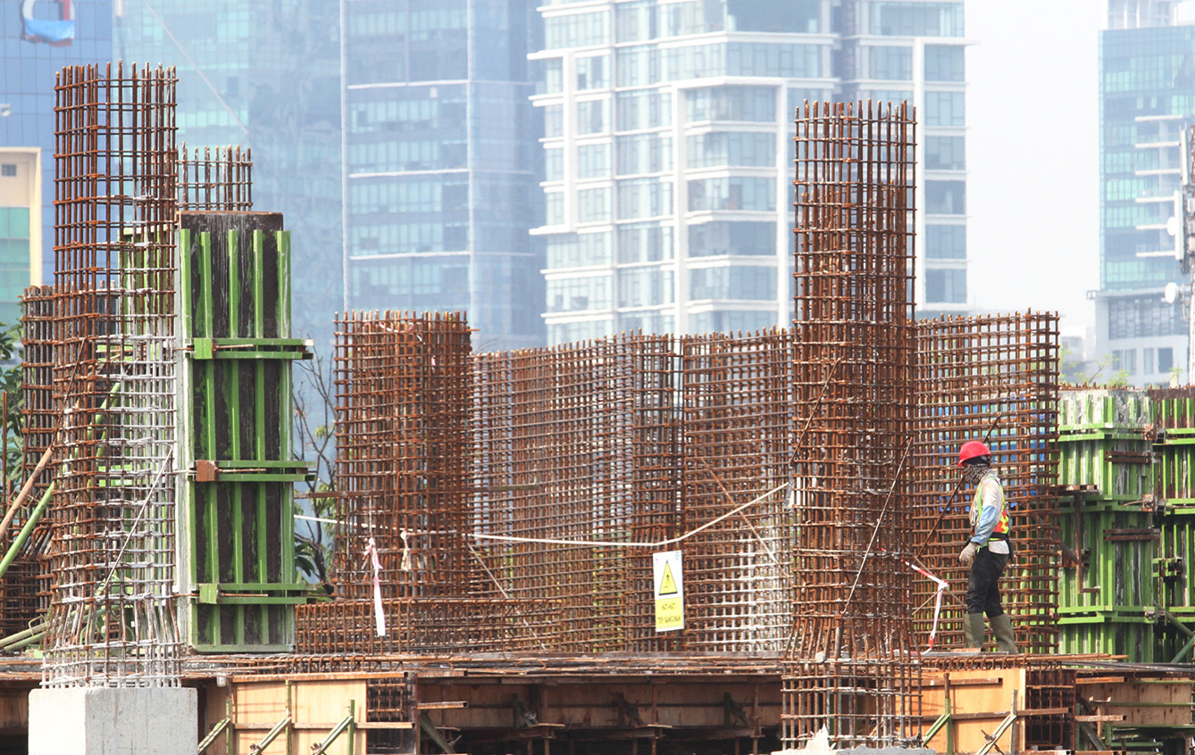 Pekerja menyelesaikan proyek pembangunan Gedung di Kawasan Jalan Jenderal Sudirman, Jakarta, Senin (15/7/2024).(BeritaNasional.com/Oke Atmaja)