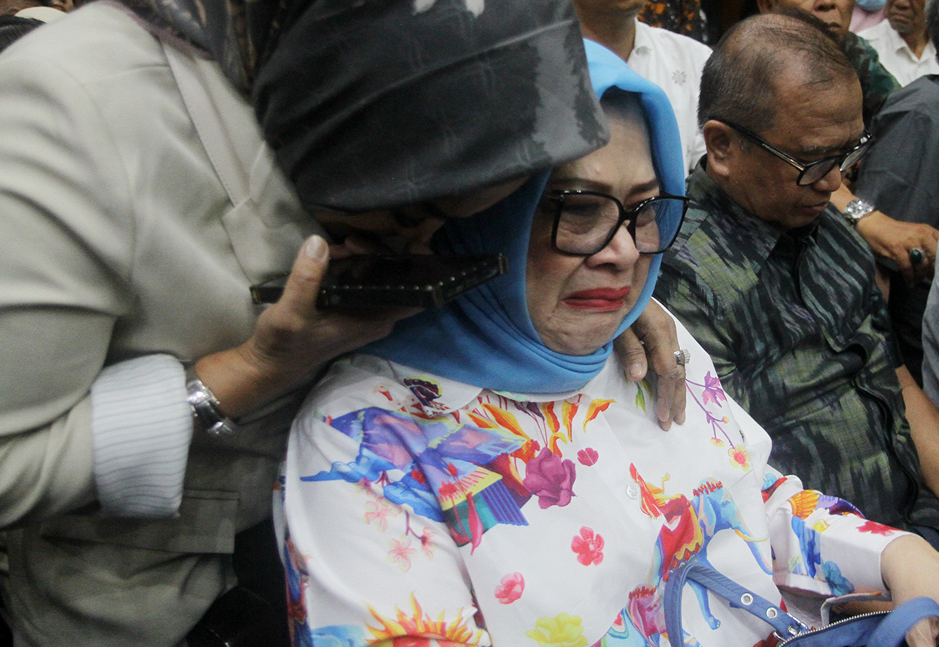 Kerabat menangis saat menyaksikan sidang vonis Syahrul Yasin di Pengadilan Tipikor, Jakarta, Kamis (11/7/2024). (BeritaNasional.com/Oke Atmaja)