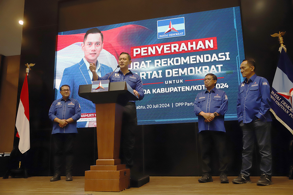 Ketua Umum Partai Demokrat Agus Harimurti Yudhoyono AHY memberikan 62 surat rekomendasi. (BeritaNasional/Elvis Sendouw)