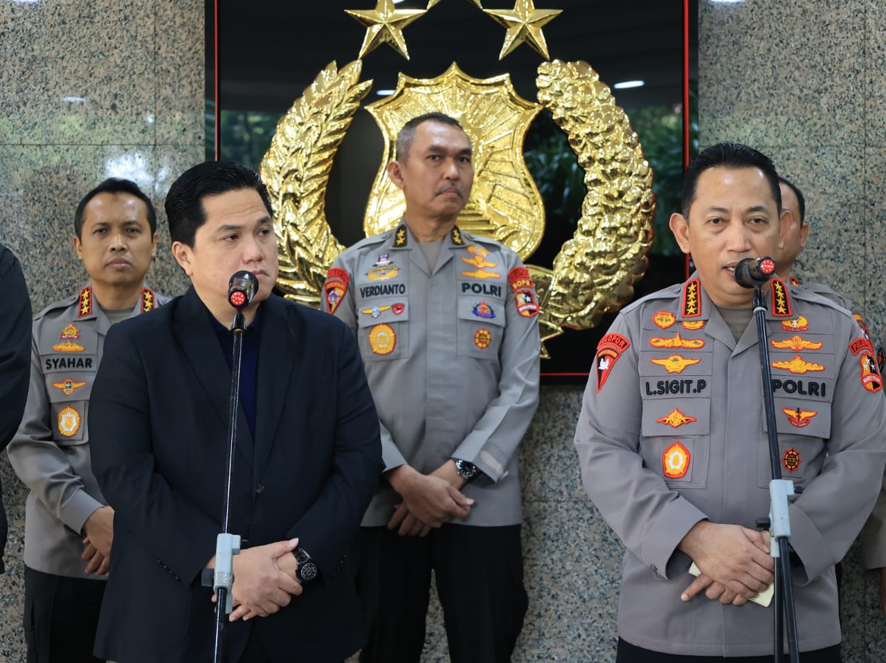 Ketum PSSI Erick Thohir (kiri) bersama Kapolri Jenderal Listyo Sigit Prabowo (kanan) setelah menggelar pertemuan. (Foto/Humas Polri)