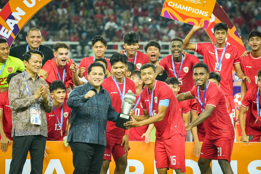 Ketum PSSI Erick Thohir saat menyerahkan Piala AFF U-19 ke Timnas Indonesia. (Foto/PSSI).