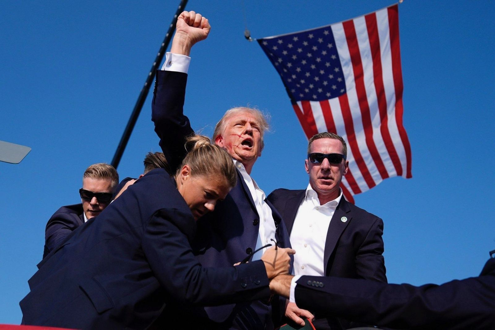 Calon Presiden Amerika Serikat Donald Trump saat menjadi korban penembakan. (Foto/twitter/@DonaldTNews).