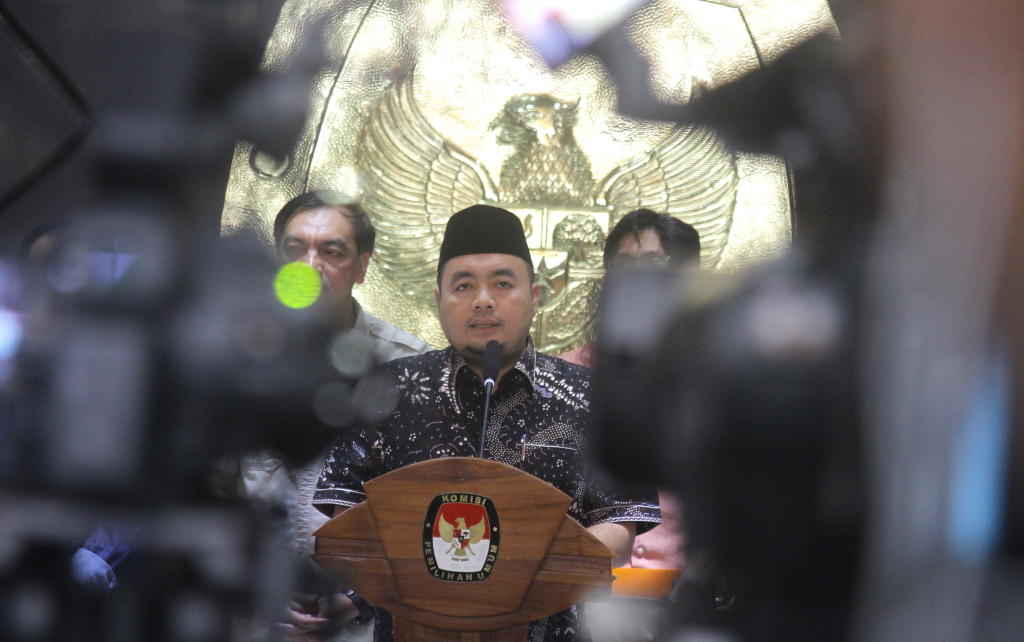 Komisioner Mochammad Afifudin memberikan keterangan pers di kantor KPU, Jakarta, Kamis (4/7/2024). (Berita Nasional/Oke Atmaja)